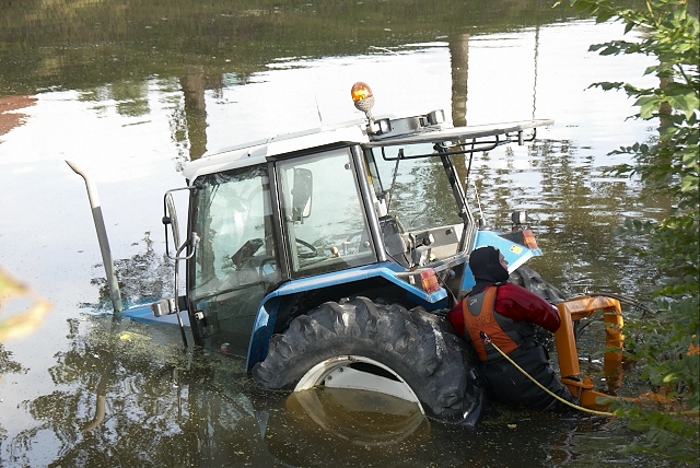 2010/236/GB 20100913 047 Voertuig te water Hoofdvaart Oost.jpg